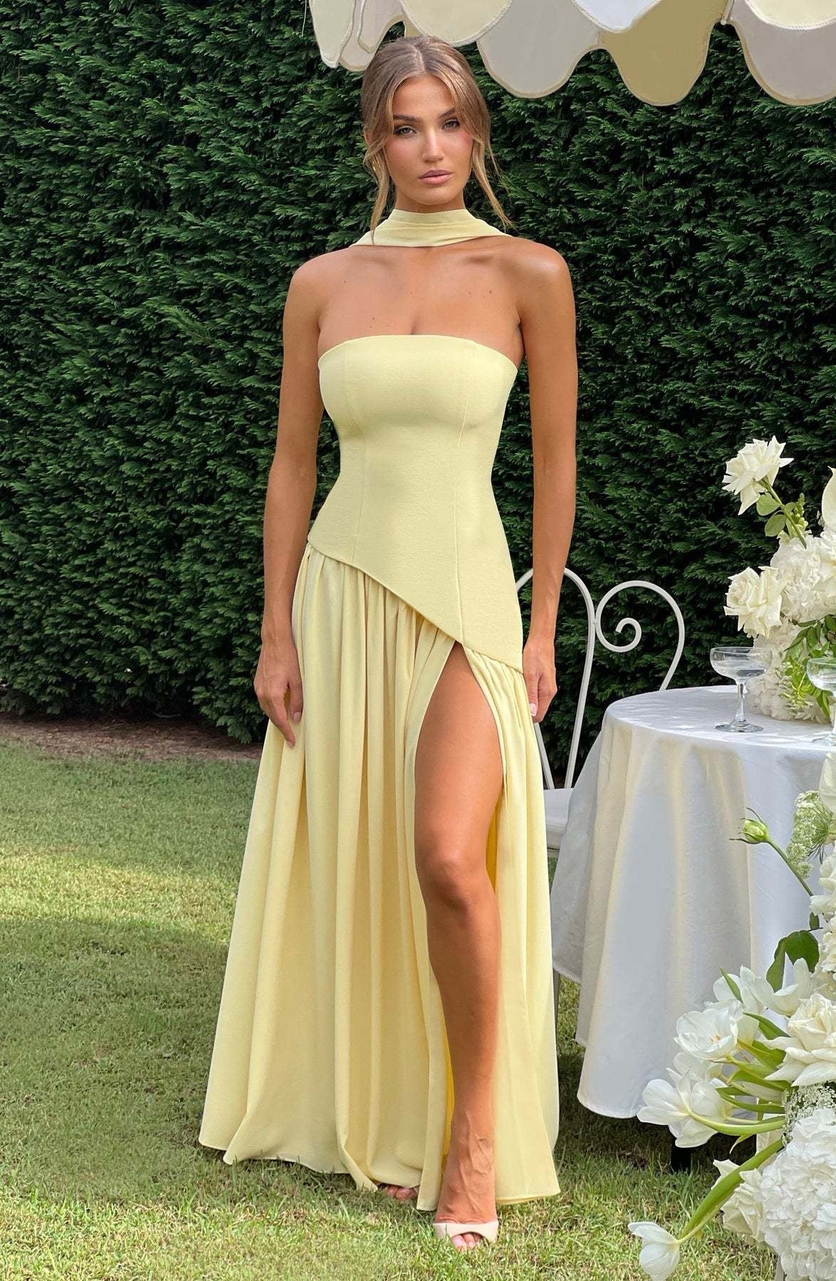 Lorima | Pastelowa sukienka maxi z rozcięciem